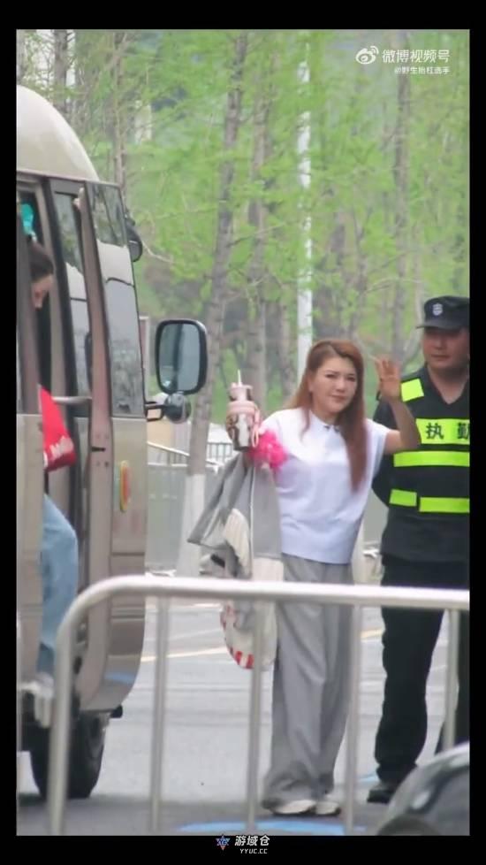 乌兰图雅“半永久嬉皮笑脸”都累没了!粉丝心疼