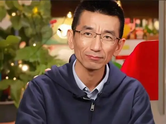 东方甄选离职三人组首播!热度超越与辉同行