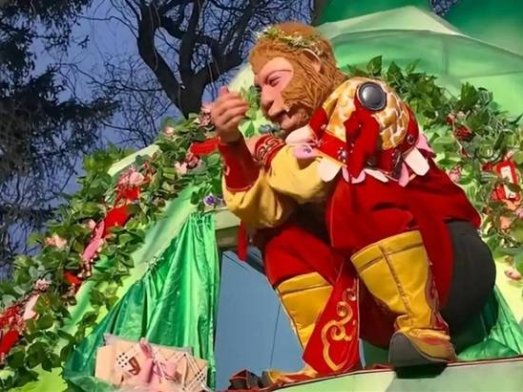 网红雪饼猴妈妈卖4元烤肠 被网友质疑吃相难看